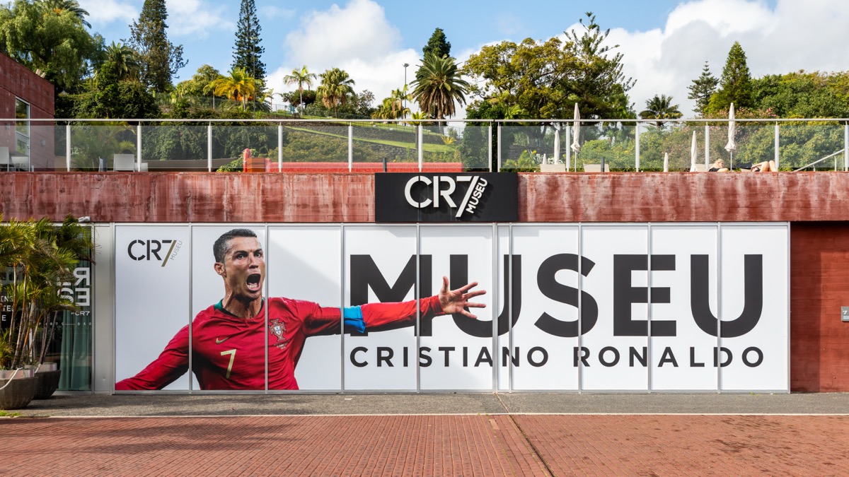 C罗博物馆(Museu CR7)外墙的7号球衣与纪念陈列